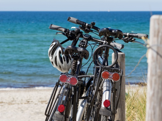 AdobeStock_140747304_Fahrräder am Strand klein